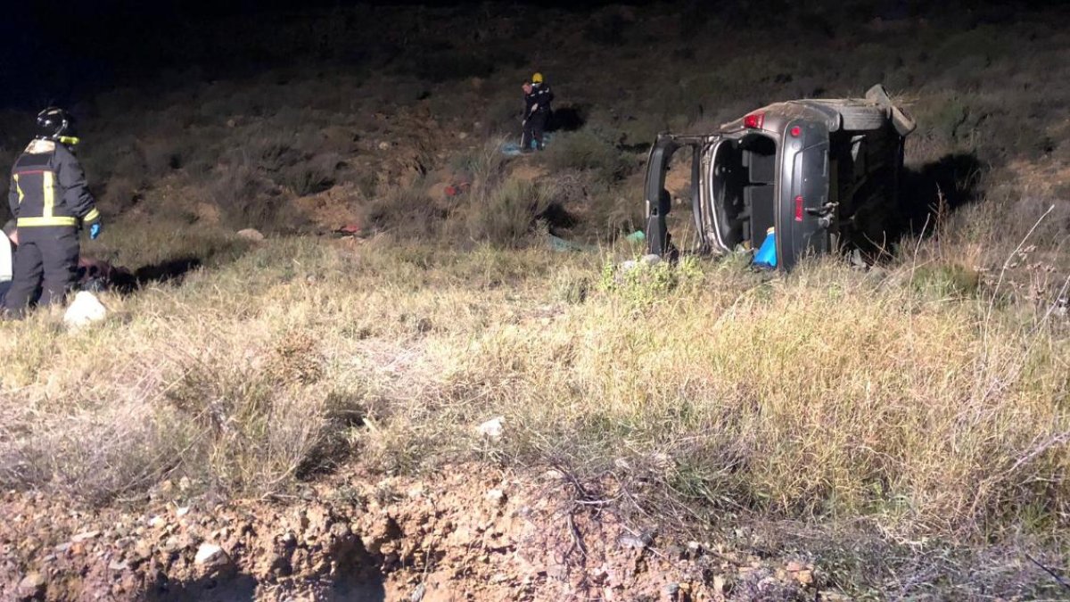 El vehículo volcado tras caer por un barranco, en una imagen de Bomberos del Levante.