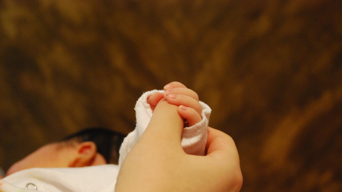 Imagen de archivo de uno de los contribuyentes con su recién nacido.