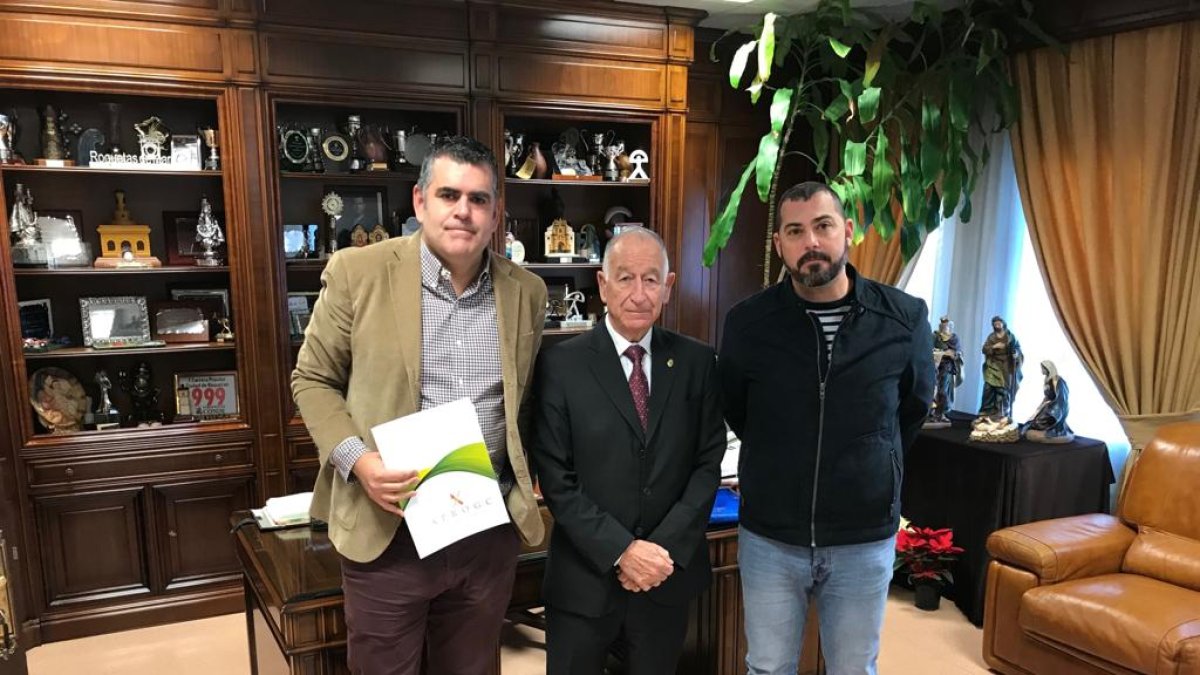 Gabriel Amat, en el centro, con los representantes de Aprogc.