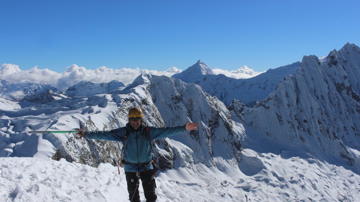 El montañero celebra en la cima.