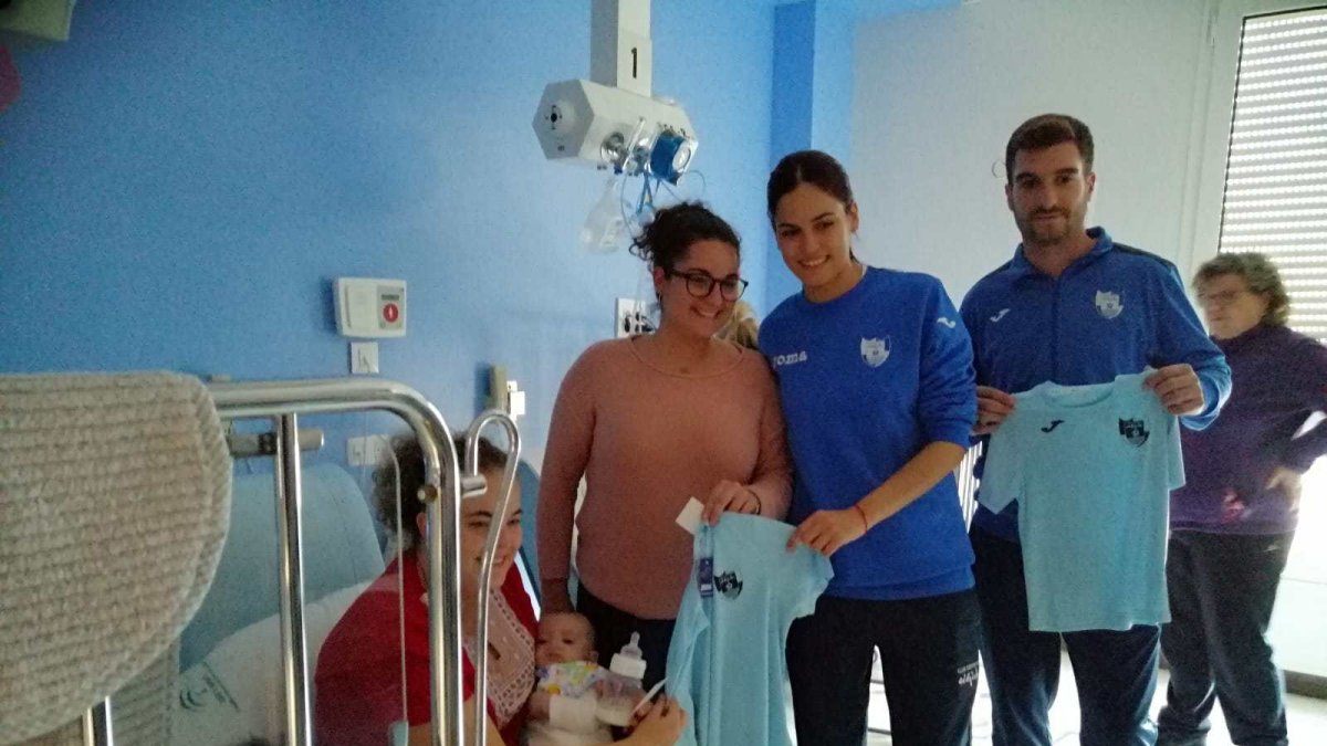 Los jugadores de todas las secciones estuvieron repartiendo regalos.