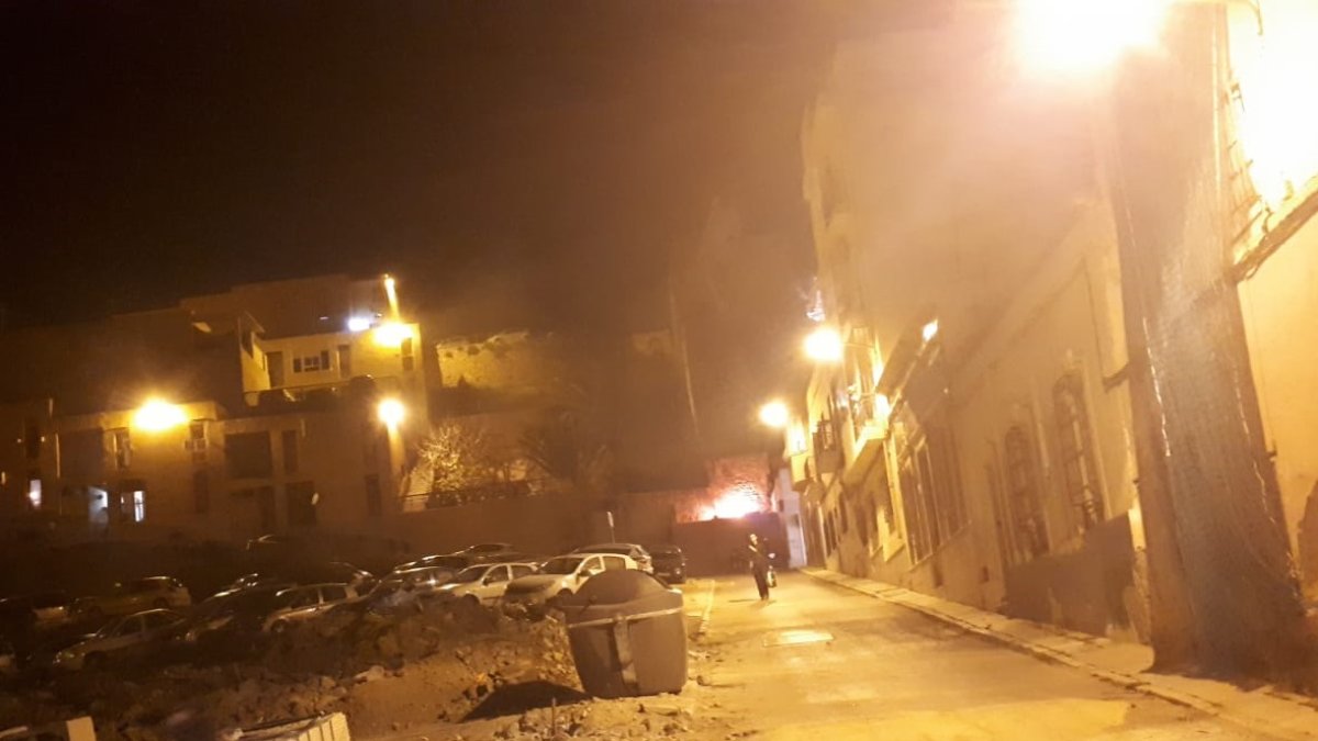 El fuego, al fondo de la imagen, ha aparecido junto a la muralla del cerro.