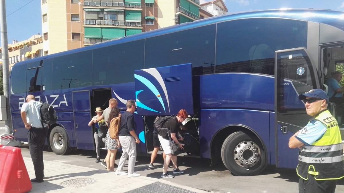 Trasbordo en bus en la estación de tren de Granada.