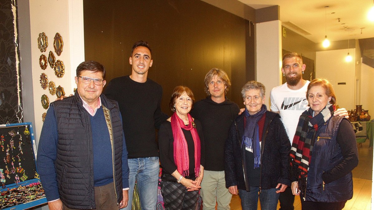 El delegado del Almería, el delantero y el defensa central con representantes de Manos Unidas.