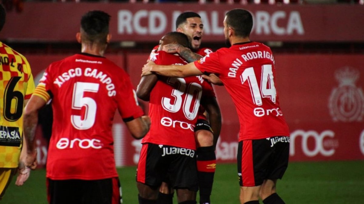 Los jugadores del Real Mallorca celebrando un gol.