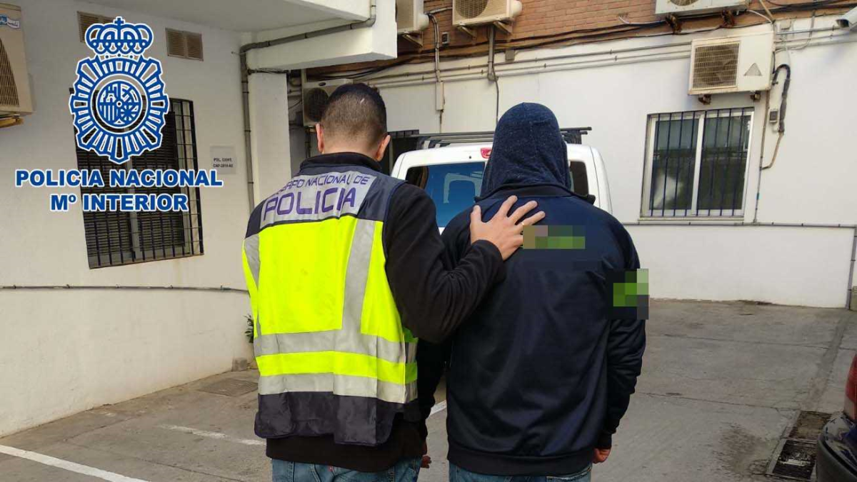 Un policía traslada al detenido
