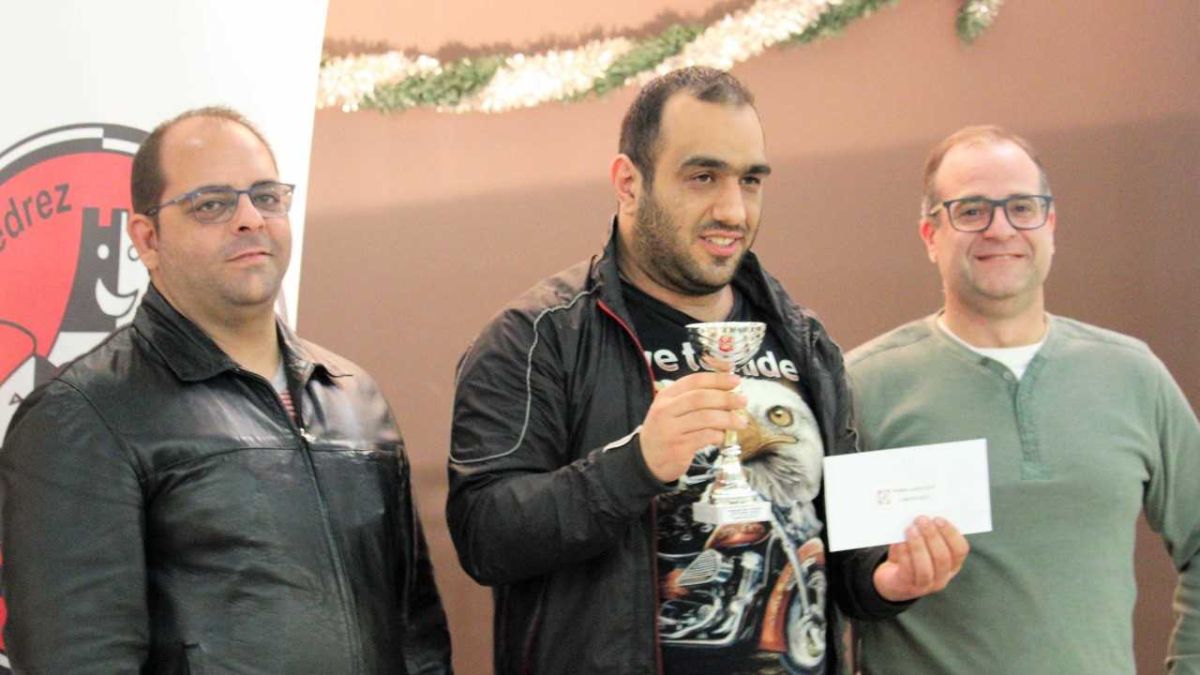 El ganador con su premio.