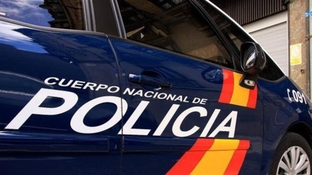 Los agentes descubrieron además que la vivienda estaba desordenada, con falta de limpieza e incluso con restos de excrementos.