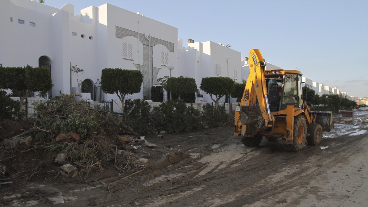 Maquinaria trabaja en la recuperación de los daños sufridos en las inundaciones de 2012 en Vera.