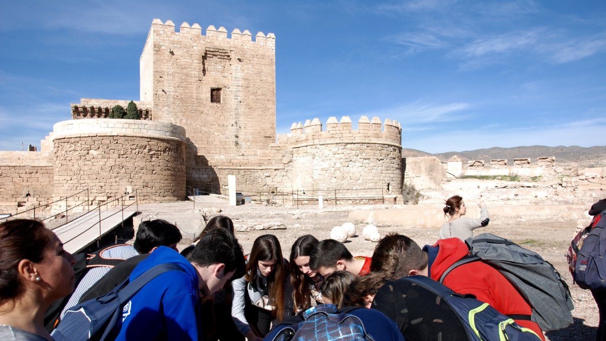 Imagen de archivo de una visita guiada por el Conjunto Monumental de La Alcazaba.