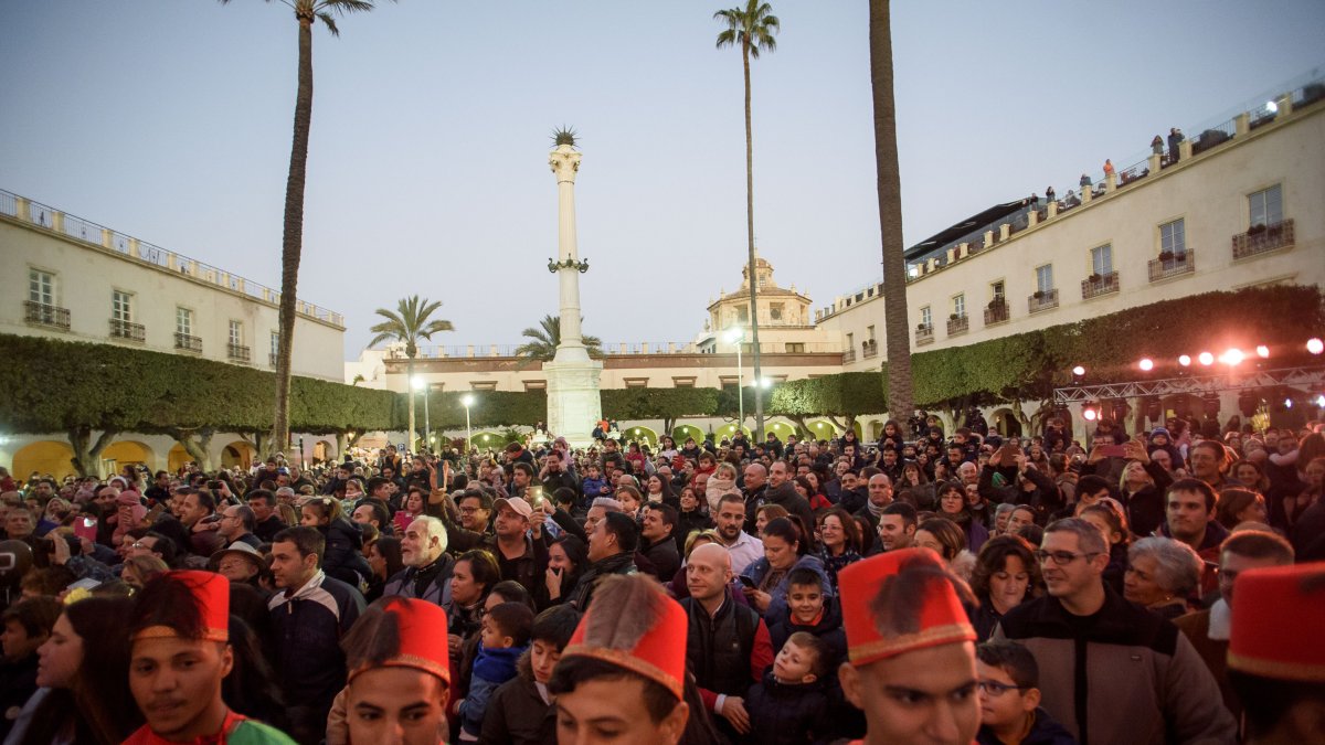 Imagen de la Plaza Vieja llena de gente durante la Cabalgata de Reyes