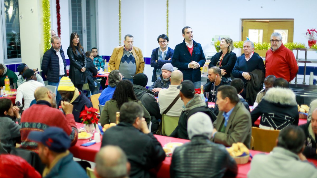 Visita del alcalde y la concejal de Asuntos Sociales al Centro de Acogida en Nochevieja