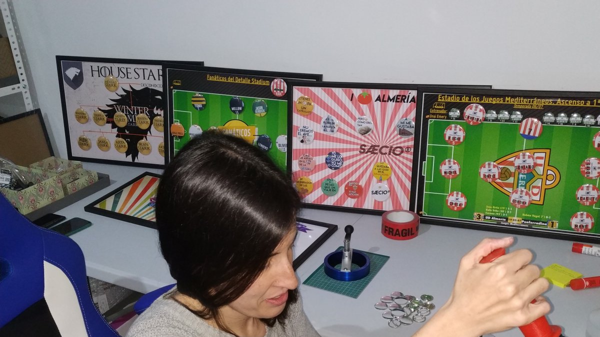 Cecilia Lorenzo se dedica a la fabricación de las chapas y al trato con clientes y proveedores.