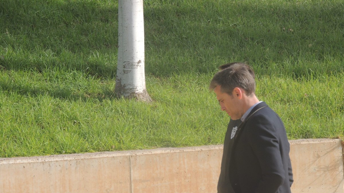 Miguel Ángel Corona, pensativo.