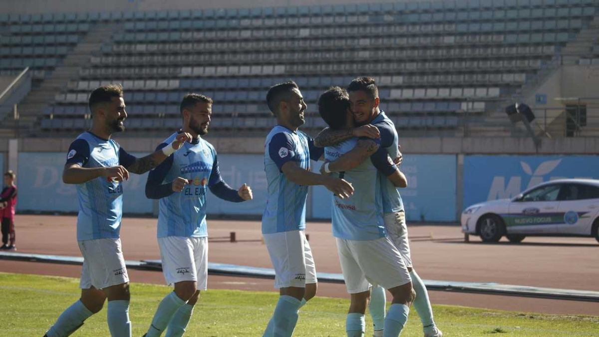 Pino celebrando un gol con la camiseta celeste.