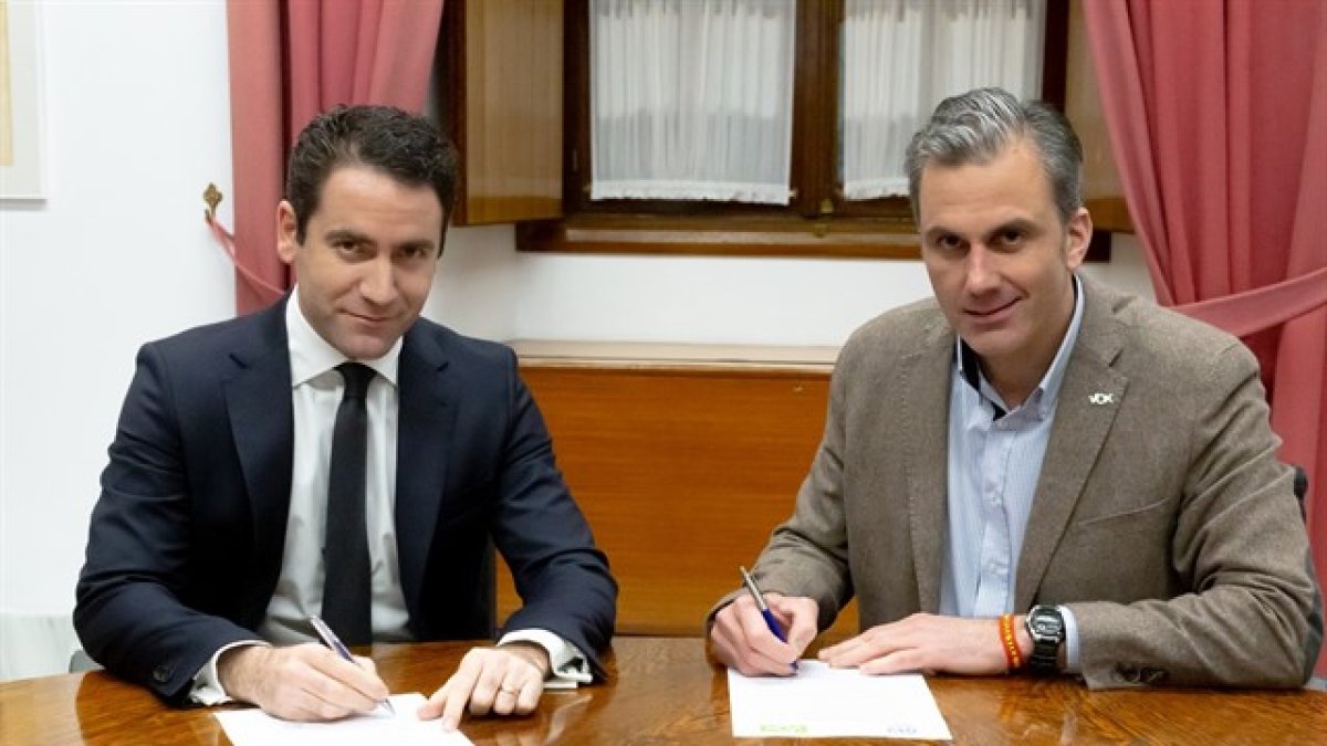 García Egea y Ortega Smith en la firma del acuerdo para el Parlamento de Andalucía.