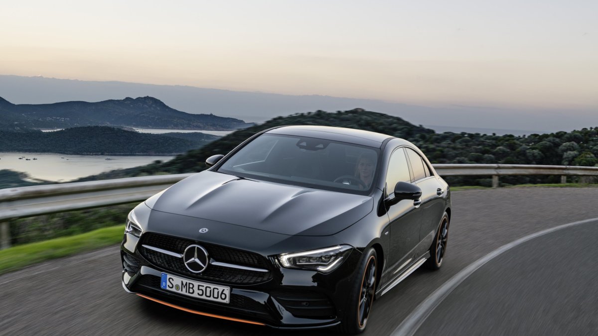 El diseño subraya el carácter de coupé con su forma estilizada y elementos estilísticos