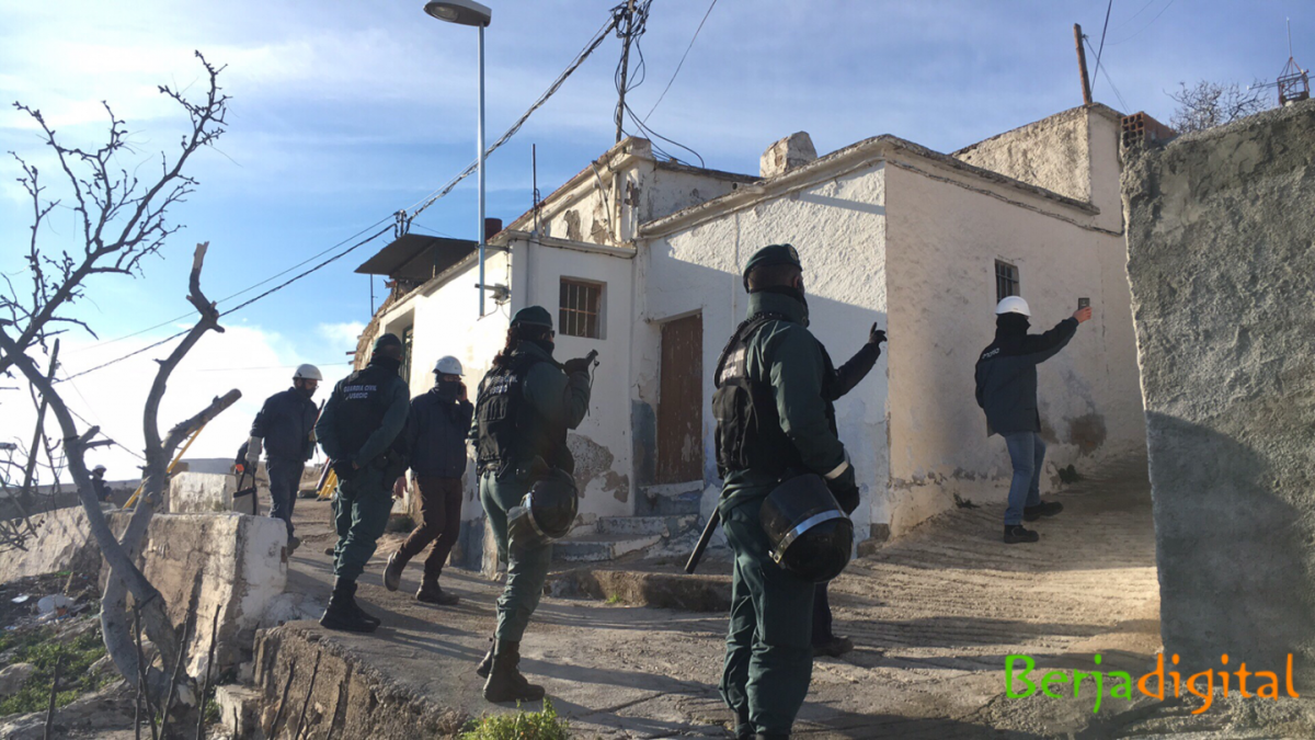Agentes de la Guardia Civil en una operación contra los enganches ilegales en Berja