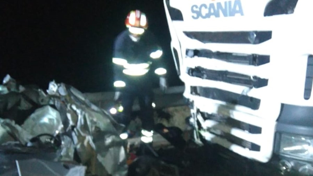 La intervención de los bomberos ha sido clave en el rescate del conductor del turismo.