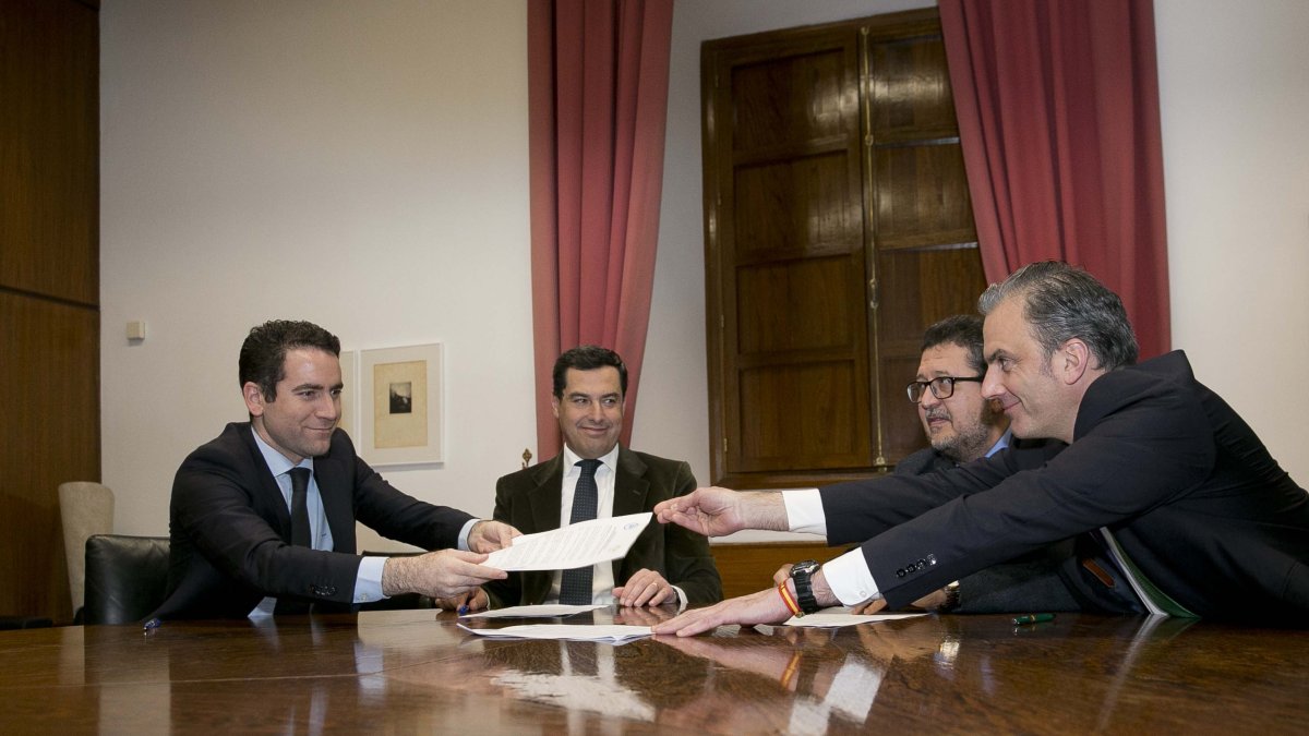 Firma del pacto PP-Vox.