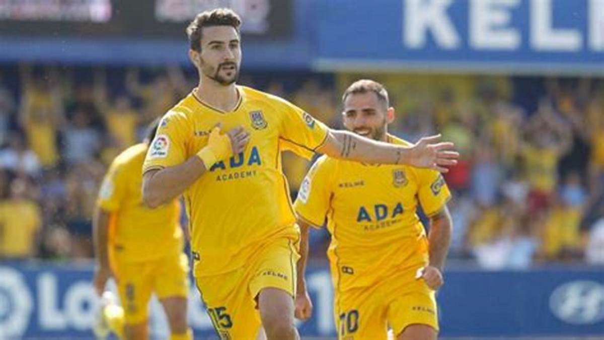 Juan Muñoz celebrando un gol con el Alcorcón.