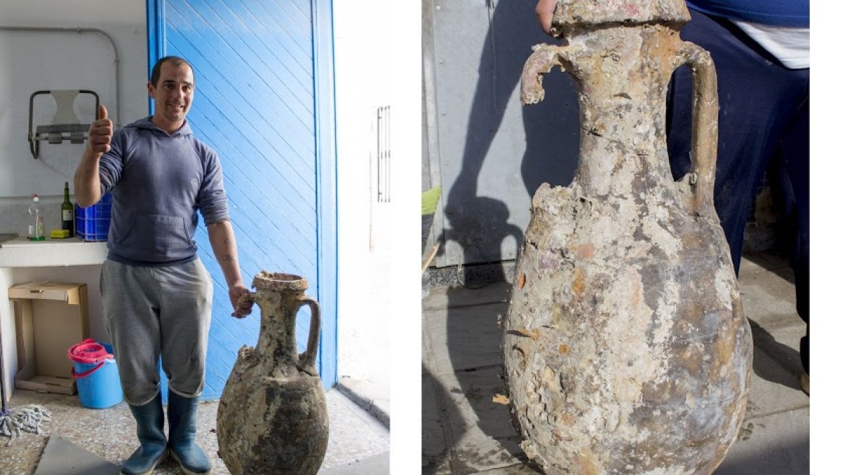 Juan Antonio Belmonte junto al ánfora encontrada.