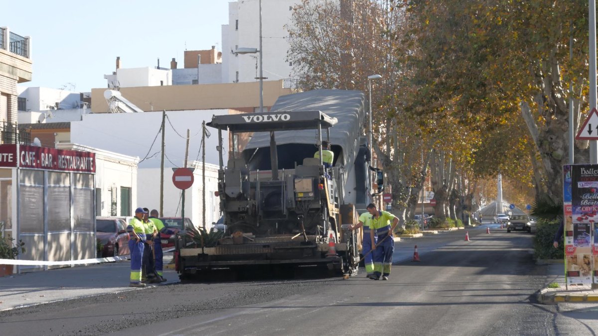 Desarrollo de los trabajos de asfaltado en Adra.