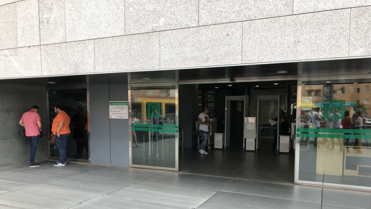 Acceso principal a la Ciudad de la Justicia de Almería