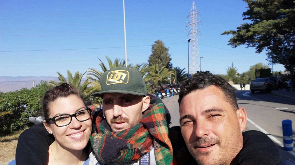 Daniel Pleguezuelos, en el centro, con su mujer, Elena González, y su hermano Javier, a la salida del hospital