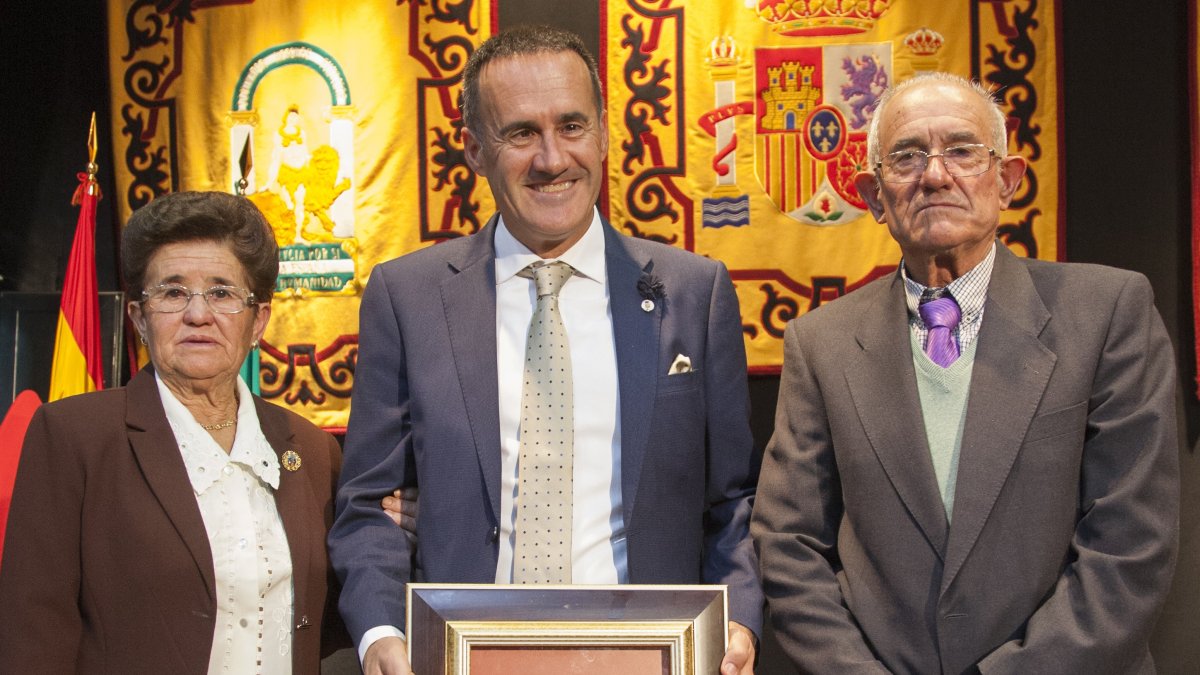 Diego Carrillo con sus padres, Ana y Ángel, dutrante el pregón de la feria de 2018.