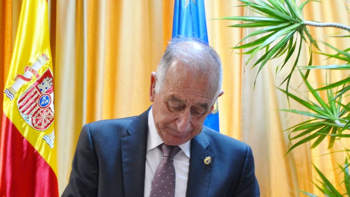 Gabriel Amat durante la firma de los proyectos.