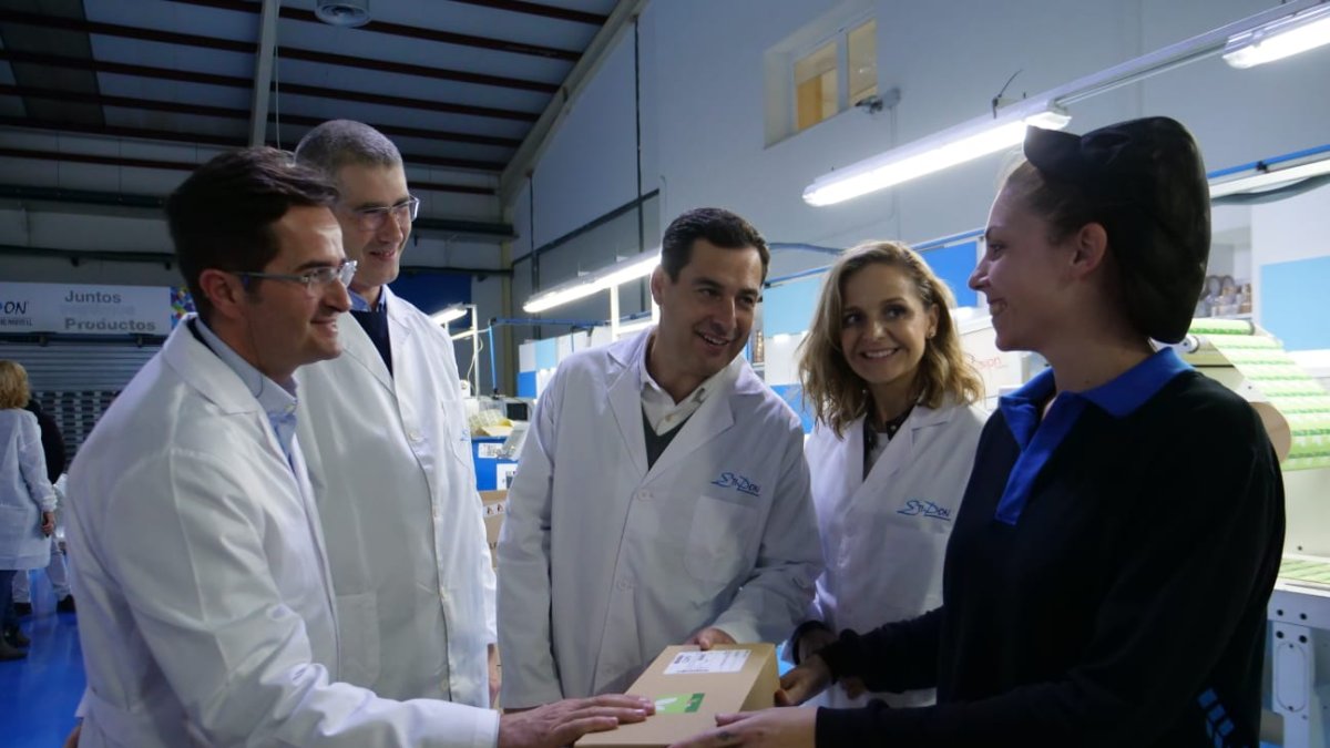 Juanma Moreno, el alcalde y la candidata popular durante la campaña en El Ejido.