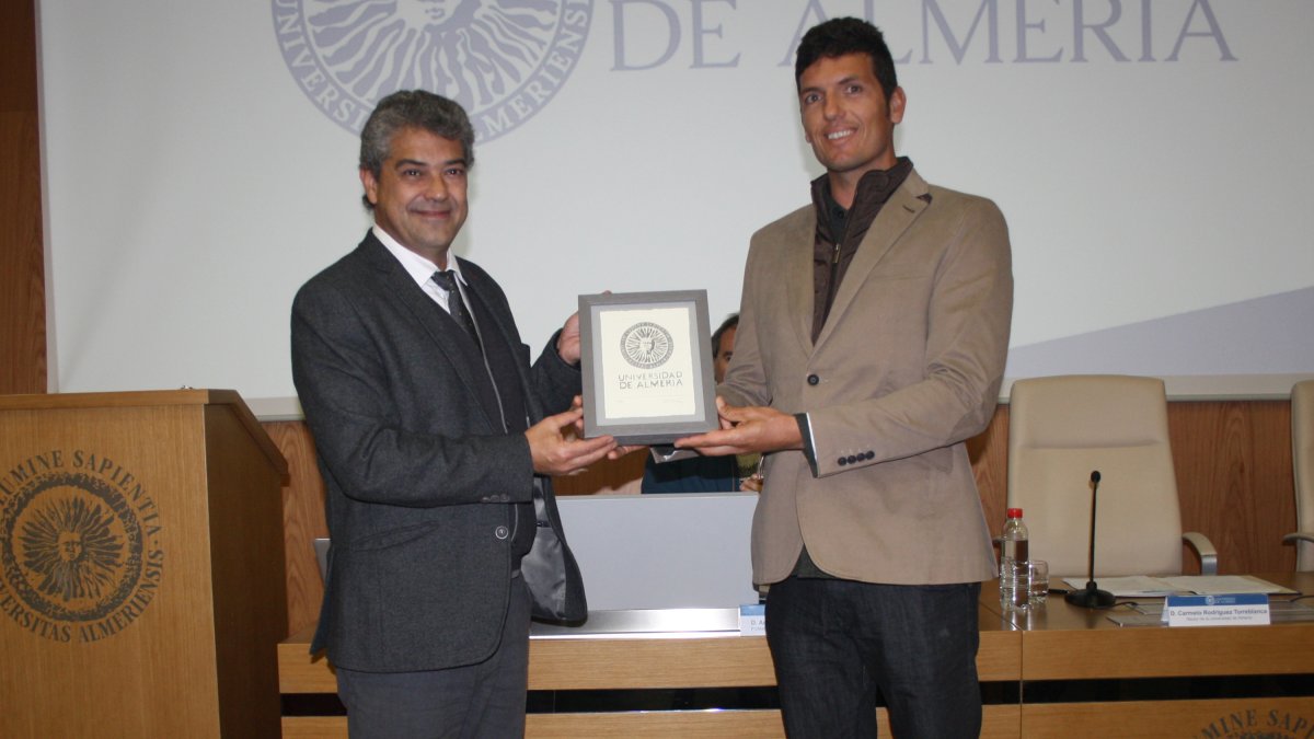 El rector nombra a Víctor Fernández embajador de antiguos alumnos de la UAL.