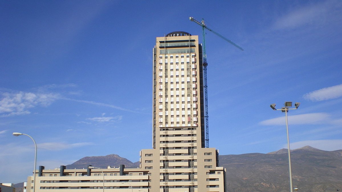El edificio torrelaguna tiene una altura de 105 metros en 30 plantas y fue inaugurado en 2012 junto al bulevar ejidense.