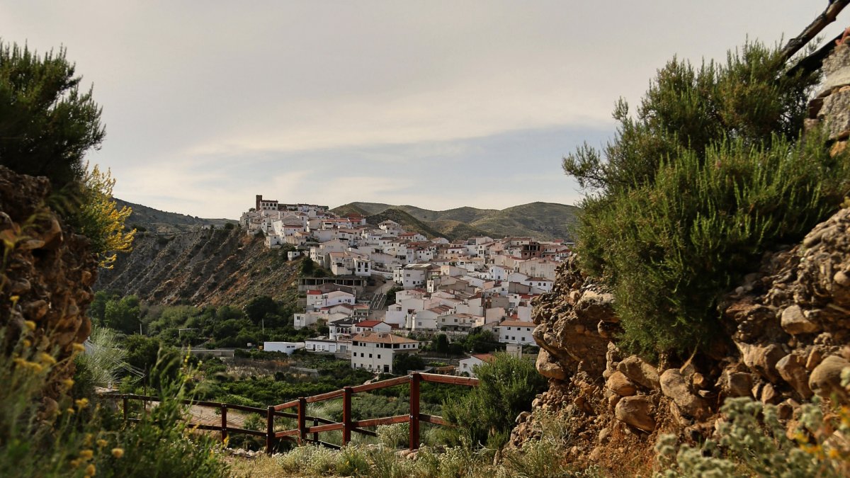 El pueblo de Líjar, al fondo. Foto: \'Almería pueblo a pueblo\'.