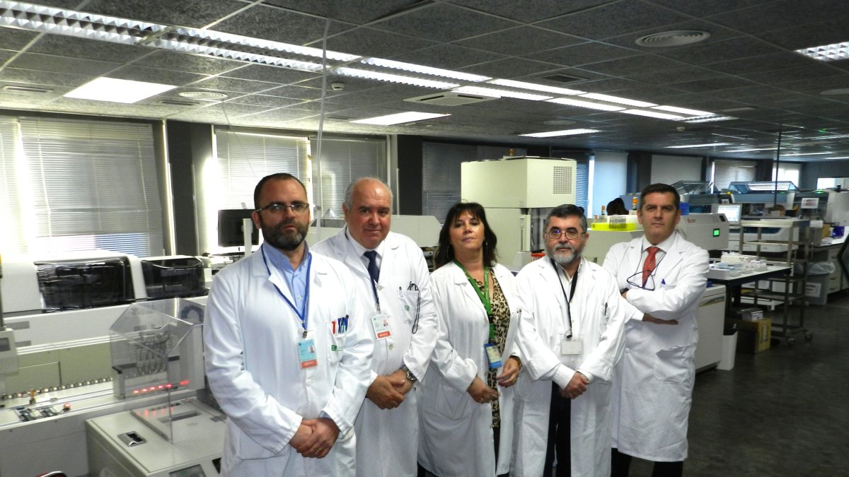 Director gerente, responsable del área y miembros del Laboratorio del Hospital de Poniente.