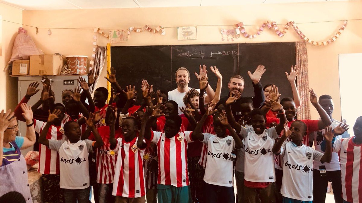 Los niños de Dakar con las camisetas del Almería.
