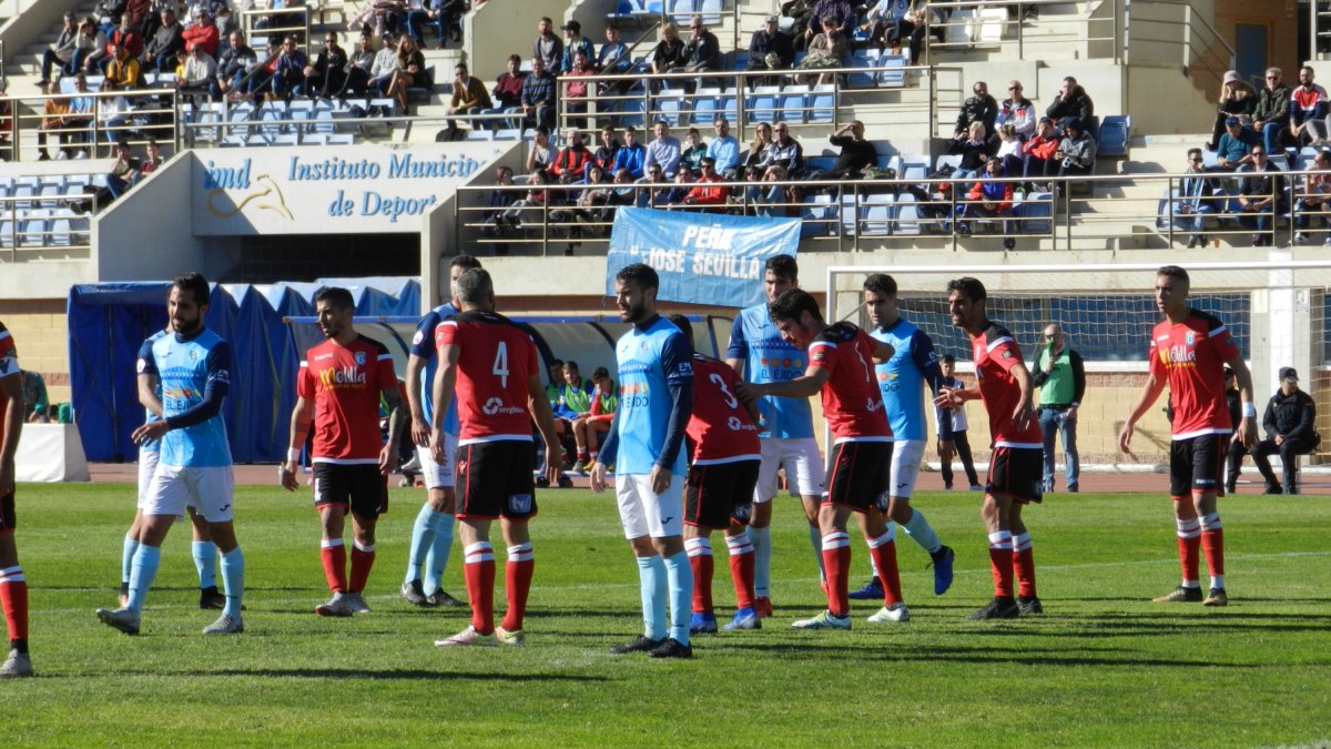 Jugadores del Club Deportivo El Ejido preparados para tratar de rematar una acción de estrategia en ataque.