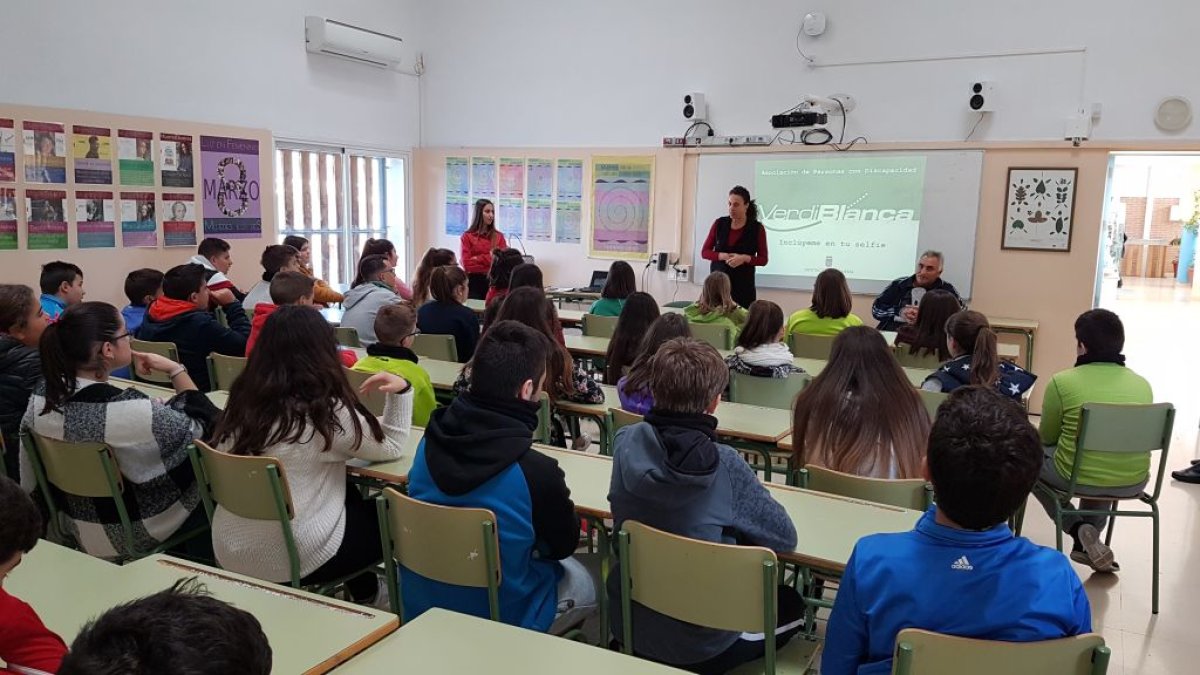 Fotografía de alguna de las charlas impartidas en centros educativos de la provincia.