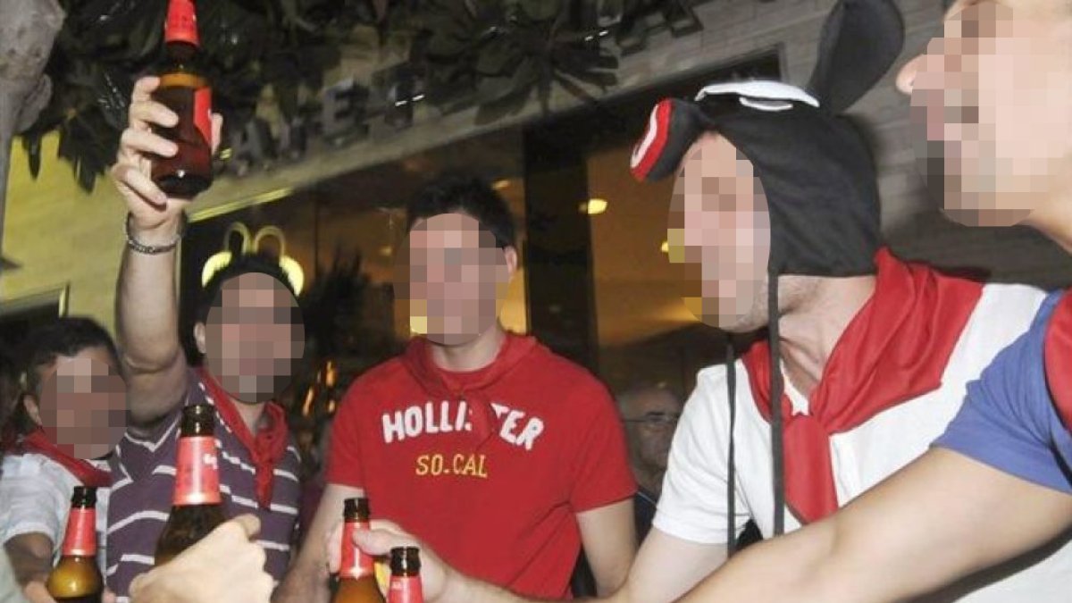 Un grupo celebrando una despedida de soltero.