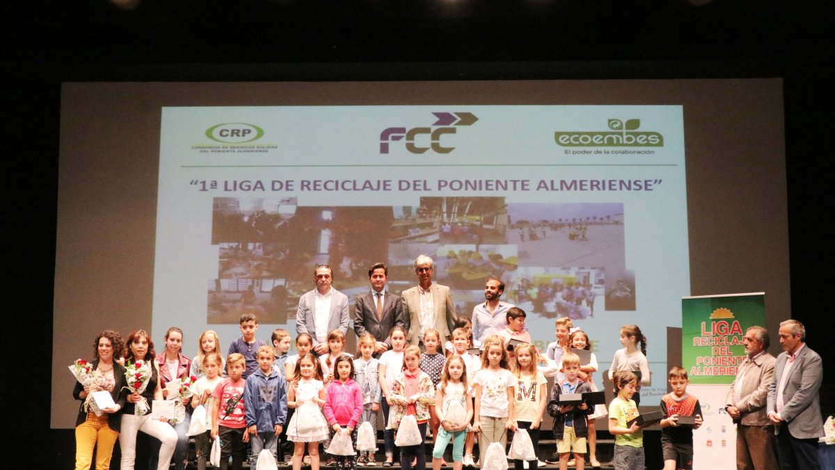 Entrega de regalos durante la pasada edición de la I Liga de Reciclaje.