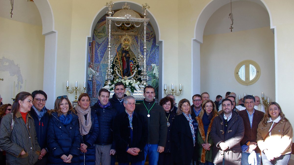 El alcalde, concejales y diputados provinciales junto al hermano mayor de la Hermandad.