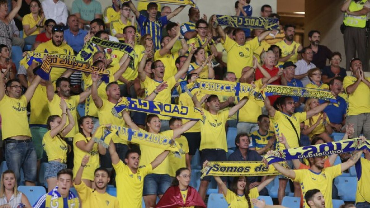 Aficionados del Cádiz en las gradas del Estadio de los Juegos Mediterráneos.