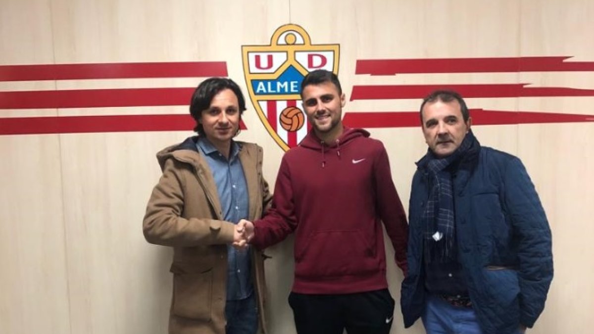 Ibán Andrés, Javi Pérez y su agente, en el club.