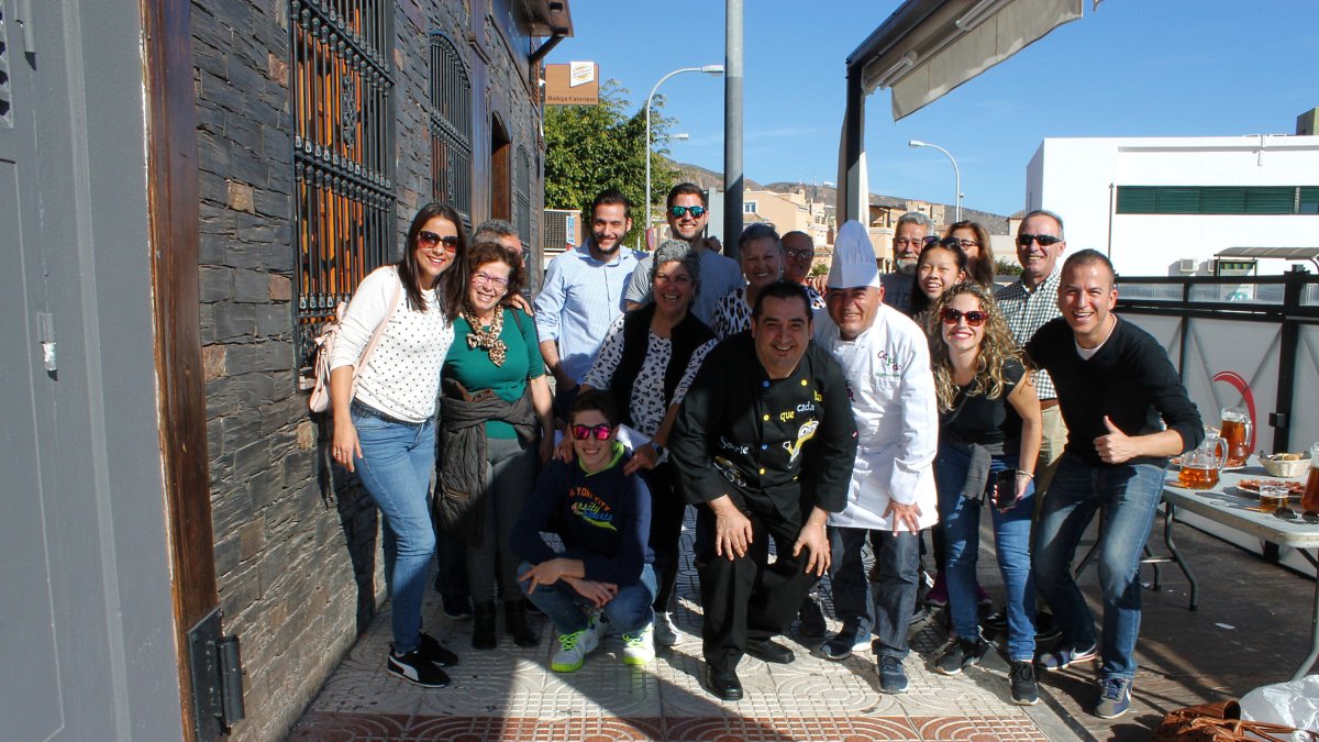 Fernando Cejudo junto a familiares y amigos con David Rivas.