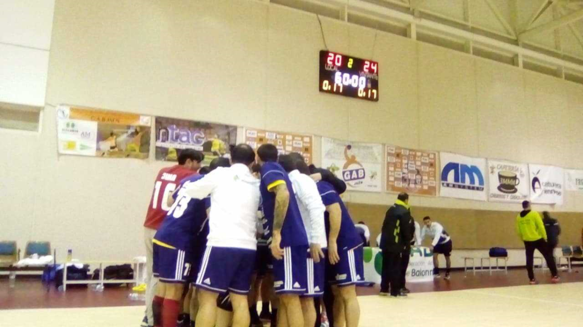 Los jugadores ejidenses hacen piña tras la victoria.
