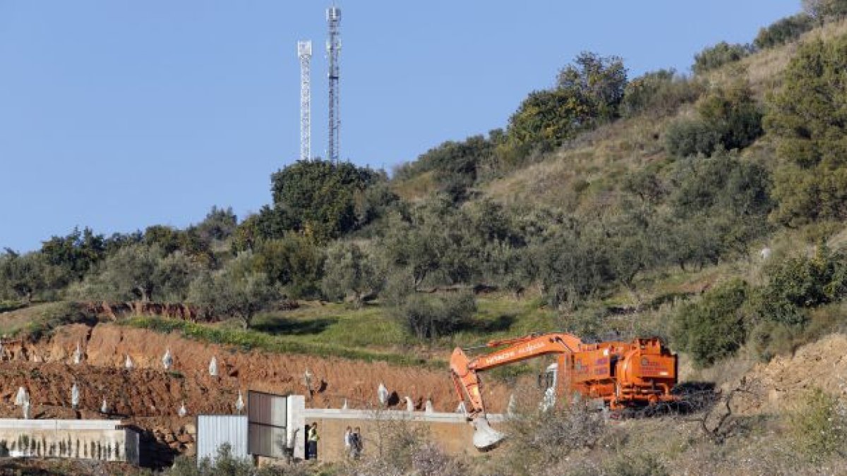 Llegada de la maquinaria para ayudar en las labores de rescate del niño atrapado en el pozo de Totalán / Álex Zea