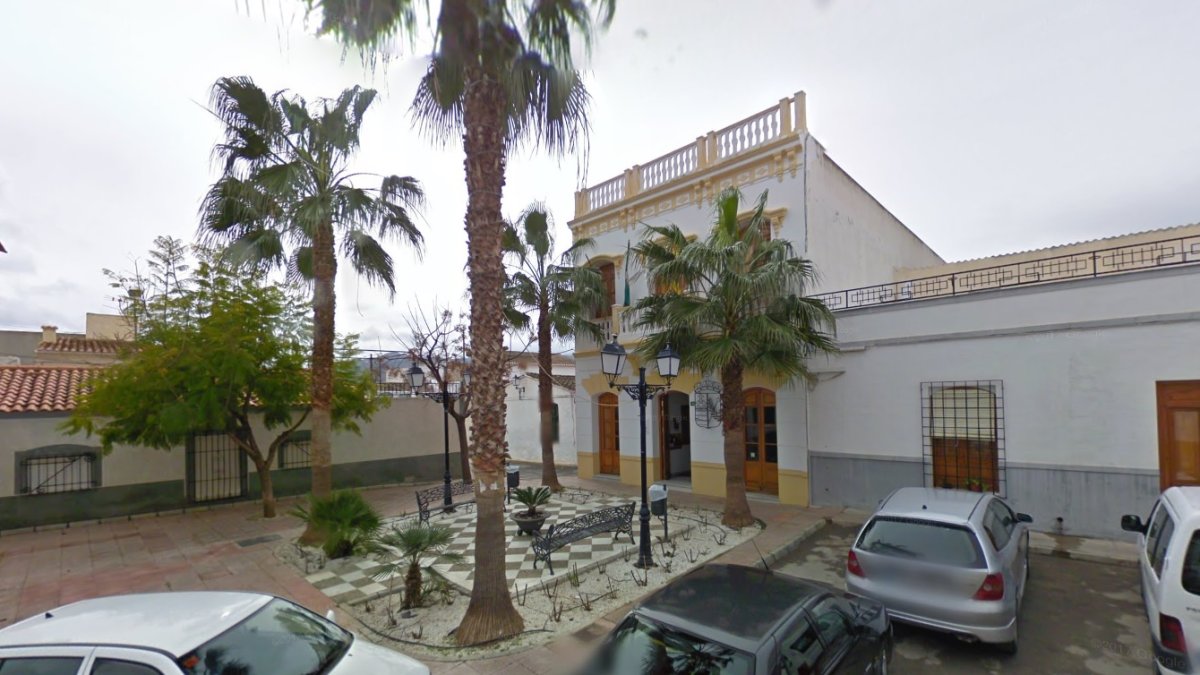 Plaza del Ayuntamiento y Casa consistorial de Garrucha en una imagen de Google Maps.