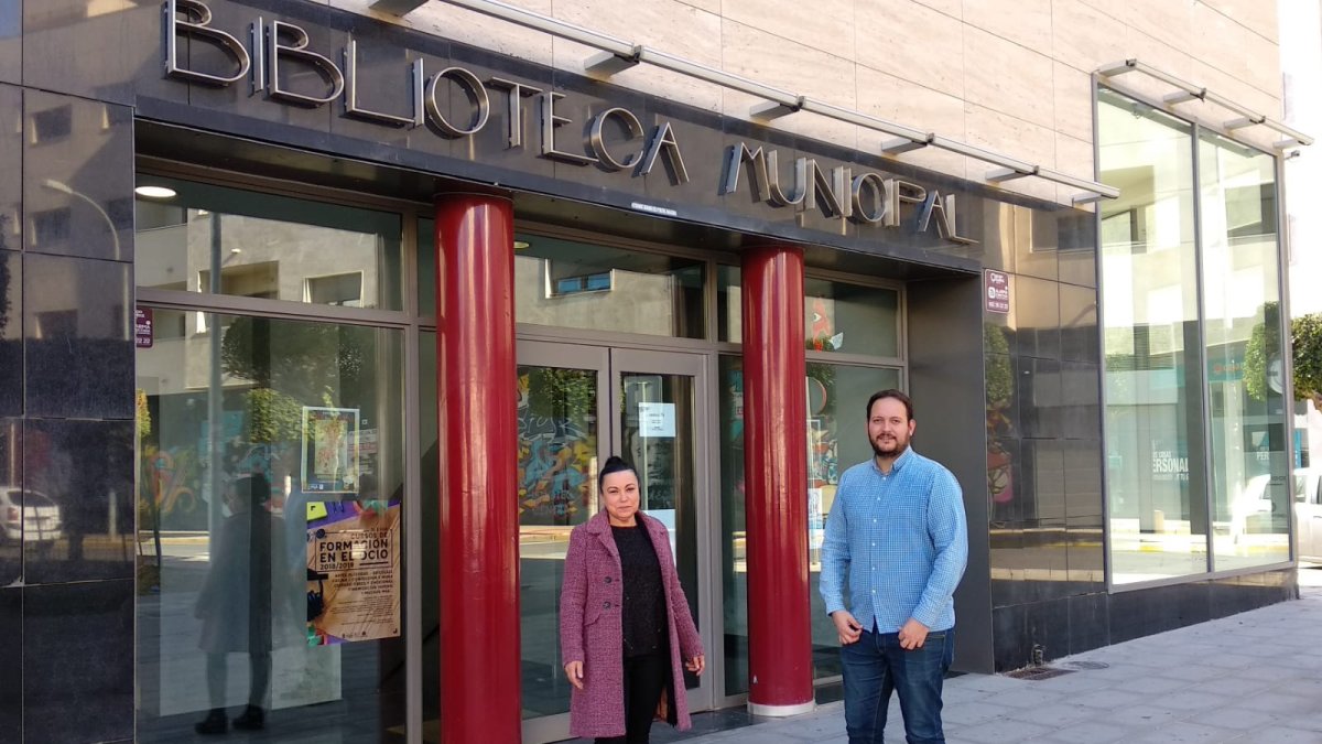 Concejales de IU a las puertas de la biblioteca de El Ejido.