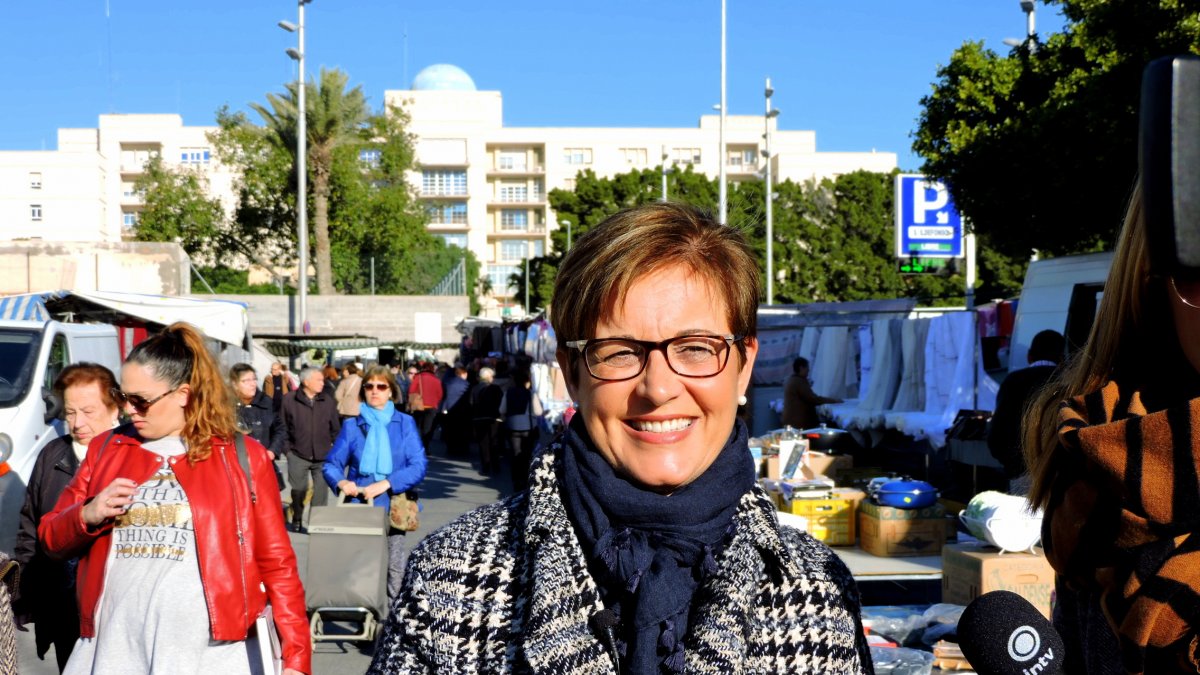 Adriana Valverde, este lunes en el mercadillo de la Bola Azul.